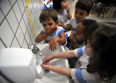 Crianças aprendem a como se proteger da gripe em escola de Brasília